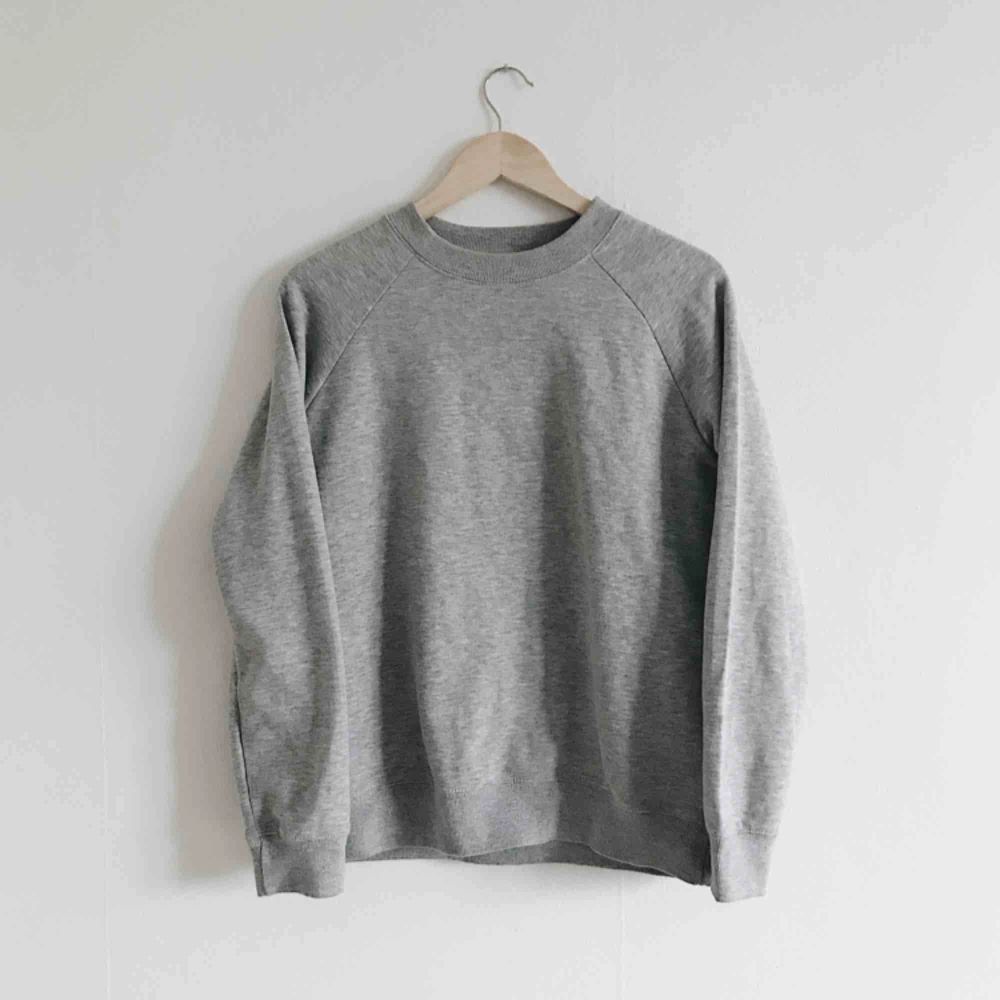 Basic grå sweatshirt i fint skick! Saknar lappar och minns ej var den är köpt/storlek men skulle säga att den passar XS-M!. Huvtröjor & Träningströjor.