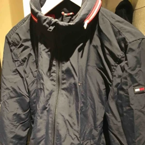 - Tommy hilfiger jacka strl 176. Går att veckla ut kragen till en luva. Bra skick!