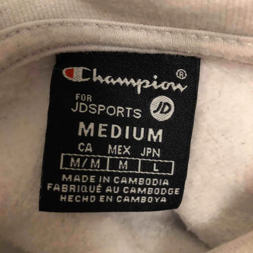 Riktigt snygg champion hoodie i väldigt fint skick, i princip som ny:) säljer pga att den inte kommit till användning, frakt tillkommer💕. Hoodies.