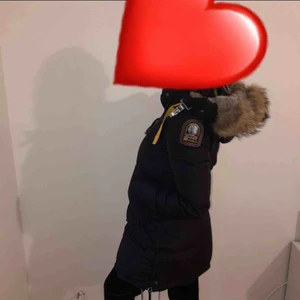  - Säljer min parajumper jacka longbear som är använd 2 vintrar, köpte den för 3 vintrar sen för 9499kr Jackan är fortfarande i super skick , inga skador eller defekt. Den behöver endast kemtvättas. Vid snabb affär går jag ner i pris.  Vid mer info hör av er