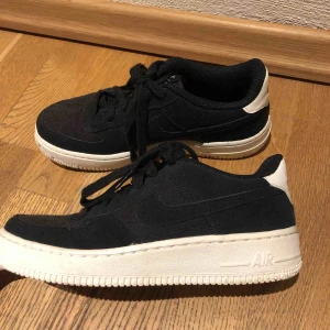  - Nike air Force 1 i svart mocka modell, nästan helt oanvända! 