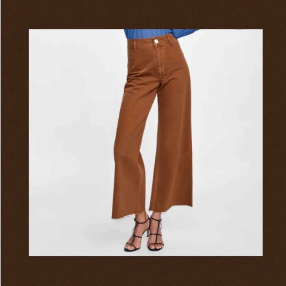 Jättefina brun/orangea jeans från Zara! Använda endast 1 gång, därmed i gott skick! Frakt tillkommer och betalningen sker via Swish.. Jeans & Byxor.