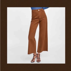  - Jättefina brun/orangea jeans från Zara! Använda endast 1 gång, därmed i gott skick! Frakt tillkommer och betalningen sker via Swish.