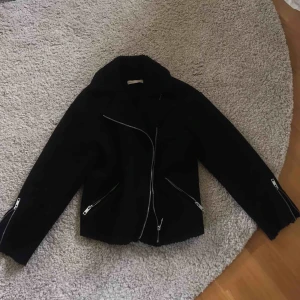  - Jacka från H&M mockaliknande på utsidan, Teddy på insidan. Använd men i bra skick! Kommer inte till användning längre, därav säljer jag den. Hör av er vid frågor:) frakten står köparen för! (Swish)