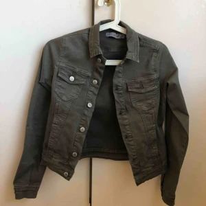  - En ascool jeans jacka. Färgen är en bladning skulle jag säga mellan militärgrön och grå, sitter som en XXS enligt mig, brukar ha XS men den va lite tajt.