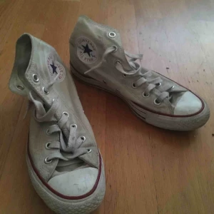  - Vita all-stars i storlek 37, fint skick men använda och lagom snyggt slitna! Kan behöva sig en tvätt om man vill ;)