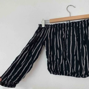  - Off the shoulder brandy Melville shirt! Worn a couple of times ✨ bought for 300 kr selling for 150 💞 meet in Stockholm or pay for shipping 