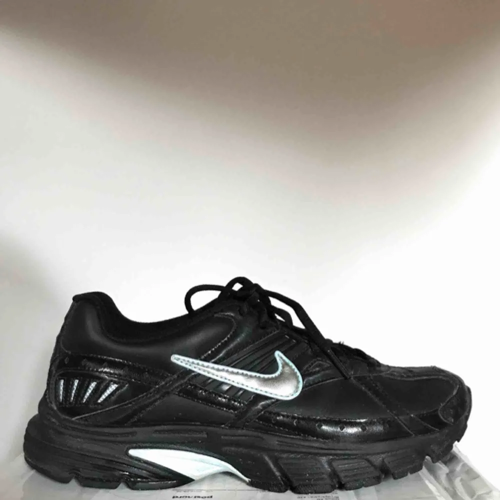 Ett par svarta retro Nike Xccelerate med ljusblå detaljer, modellår 2009.   De är storlek 40,5 men lite små i storleken därav att jag säljer dem. Skulle säga storlek 40 eller kanske till och med en 39:a.  De är sparsamt använda och i fint skick. . Skor.