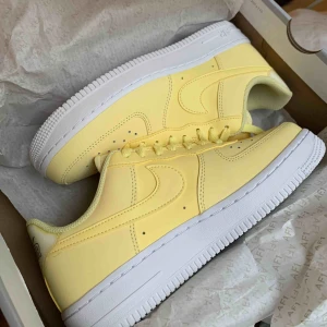  - Helt nya Nike air force, inga defekter. Inte ens testade. Budgivning startar på 500kr. Säljs direkt för 650kr. Storlek 38 