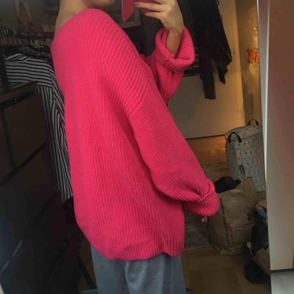 skitsnygg rosa tröja i storlek XL. Jag har änvänt den som en oversized modell, så snyggt. 180 kr . Hoodies.