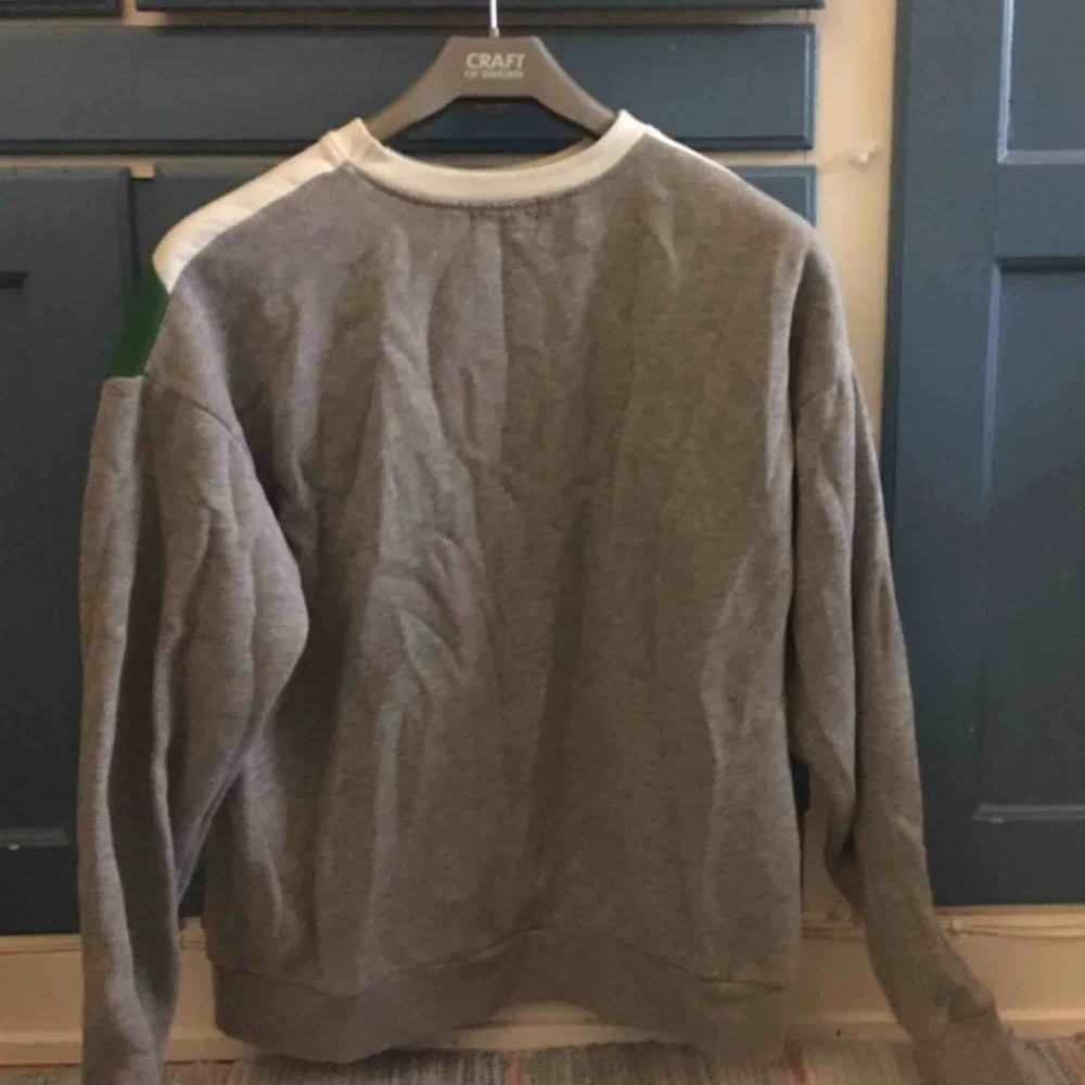 Sweatshirt från Pull&Bear. Storlek XS men passar även en storlek S. Säljes då den inte används längre! Använd fåtal gånger, fortfarande i fint skick! :) . Hoodies.