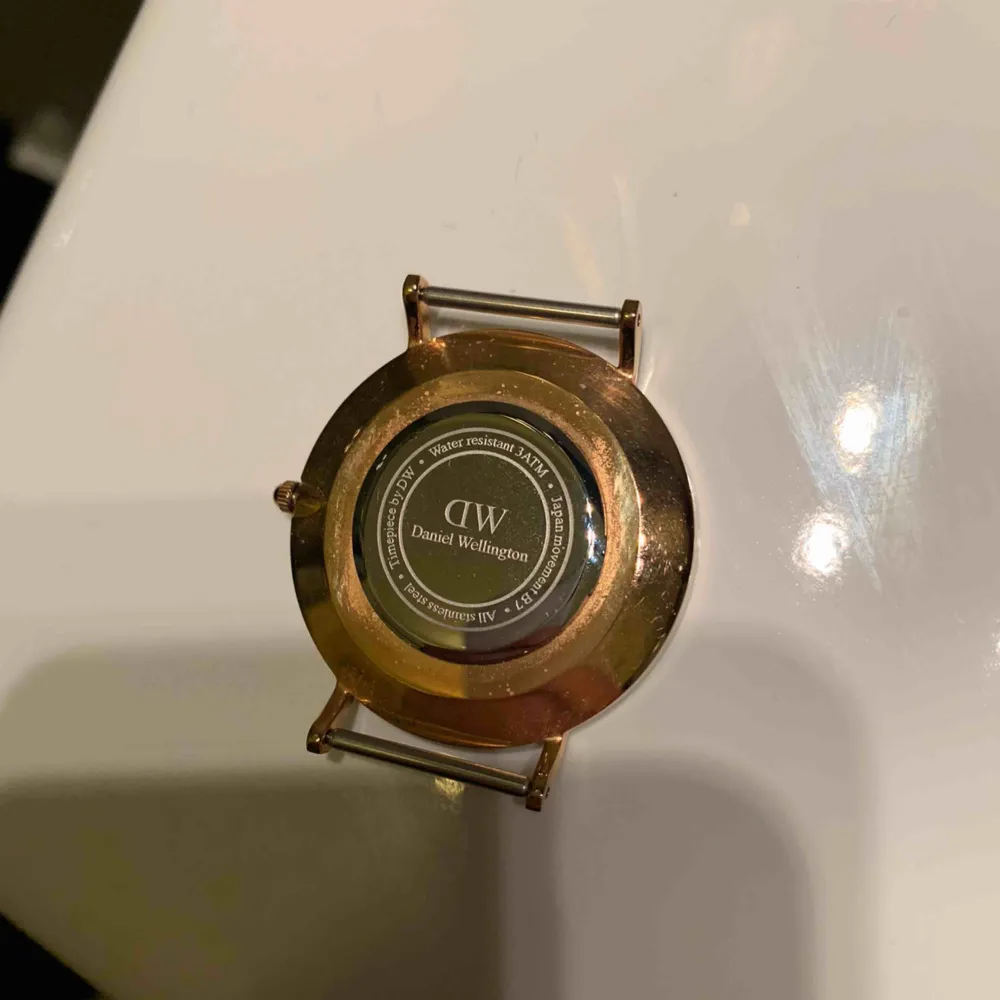 Klocka från Daniel Wellington i modellen ”Glasgow”.  Färgen är guld/koppar och själva klockan är 36mm.  Originalpris på deras hemsida är 1 399kr. (Läs mer i kommentarer). Accessoarer.