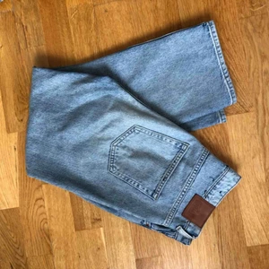  - Voyage spring blue från weekday. Ordinarieprs 500kr, mitt pris 200kr. Sitter högt i midjan men med raka och rätt vida ben. Ankellånga. 28/26. Se bild två :) 