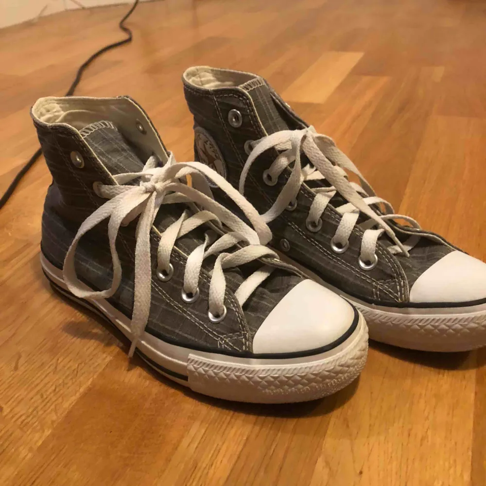 Säljer ett par converse likande grå rutiga sneakers. Strl är 37 men funkar på mig som oftast har 38! Super sköna sitter som vanliga converse och ser likadana ut förutom där converse märket ska vara. Köpta på secondhand. Använda ca 2 gånger. . Skor.