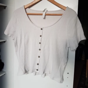  - T-shirt från H&M. Aldrig använd! Säljs på grund av att den inte kommer till användning.
