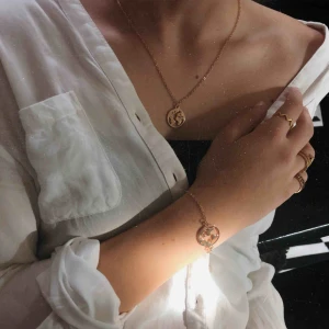  - Hej! Vi är ett UF företag som säljer smycken för att uppmärksamma de miljöproblem som pågår. För varje sålt smycke kommer vi skänka 5kr till WWF’s akutinsamling för klimatet. Ovanför ser ni armband+halsband, finns i både guldfärg och silverfärg!