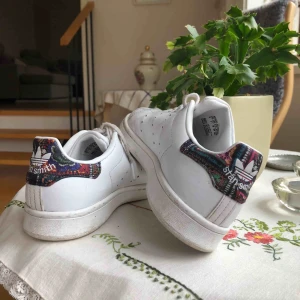  - Supersnygga Adidas Stan Smith skor i storlek 36 med en unik färgglad bakdel. Skosnörena skulle behöva bytas ut annars är skorna i bra skick! Inköpta för 1000 kr ⚡️Kan mötas upp i Uppsala eller frakta, men då står köparen för frakten!💕