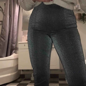  - Glitter byxor utan gylf eller knapp. Resår i midjan! Knappt använda 🥰 dragkedja nertill så det går att ha en ”slits” eller stängt! Frakt tillkommer 
