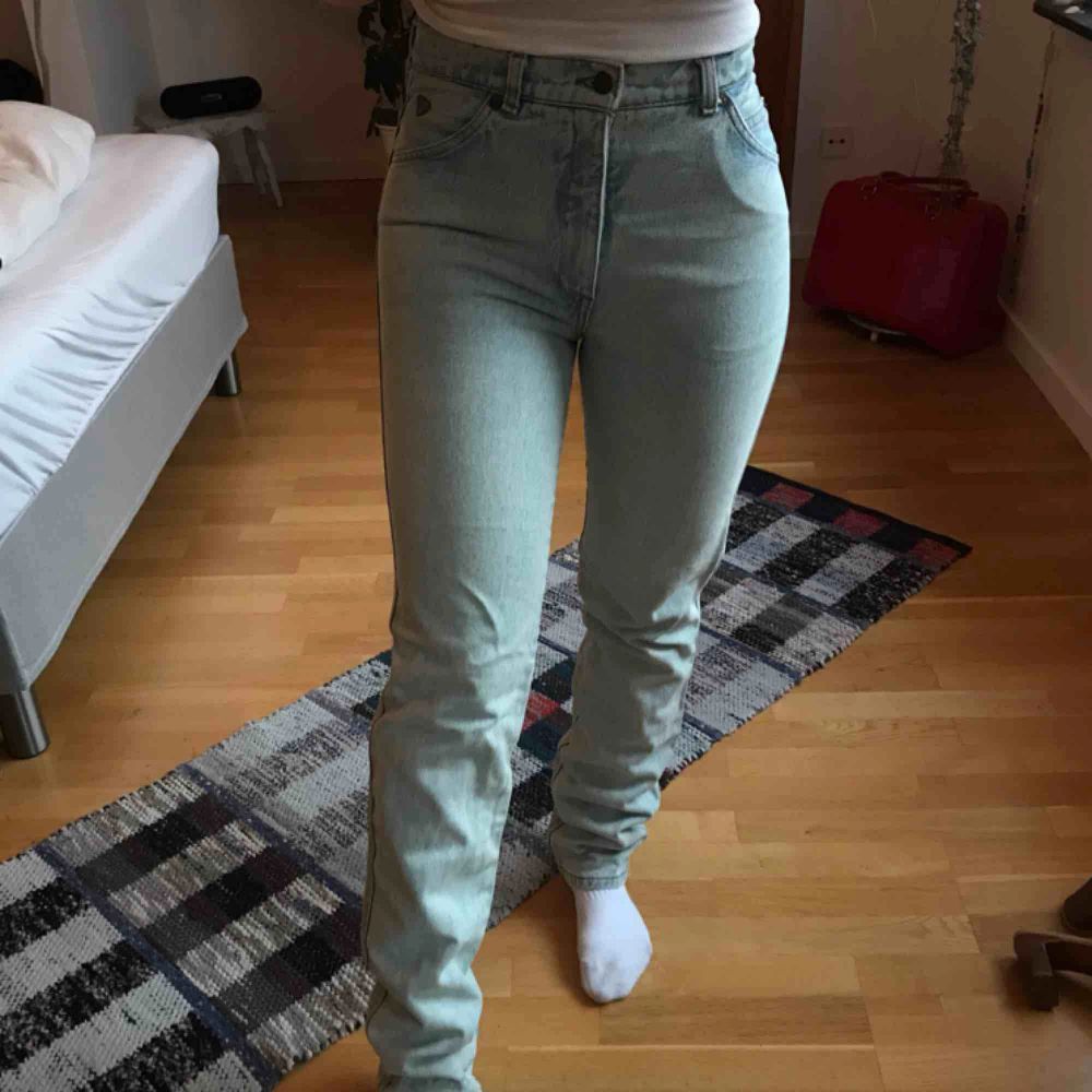 Snygga Levis jeans i riktigt jeansmaterial. Dom är i använt men fint skick. Jag är 166 å dom är lite för långa på mig. Jeans & Byxor.