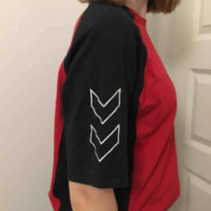  - Skitcool t-shirt från hummeli. Används aldrig därför säljs den! Köparen står för frakt, men jag möts även upp!