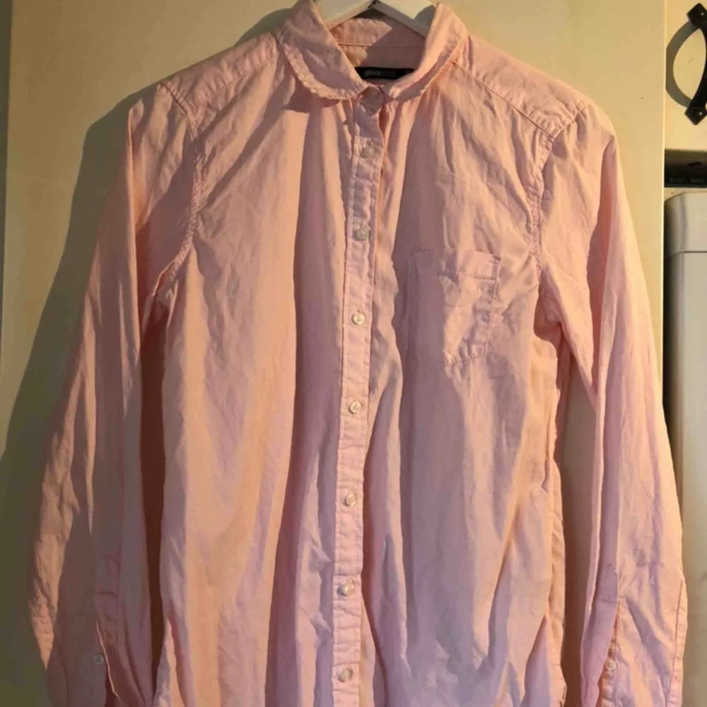 En rosa fin skjorta från ginatricot, bra skick! Skickas ej💓. Kjolar.