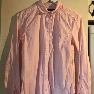 En rosa fin skjorta från ginatricot, bra skick! Skickas ej💓