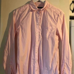  - En rosa fin skjorta från ginatricot, bra skick! Skickas ej💓