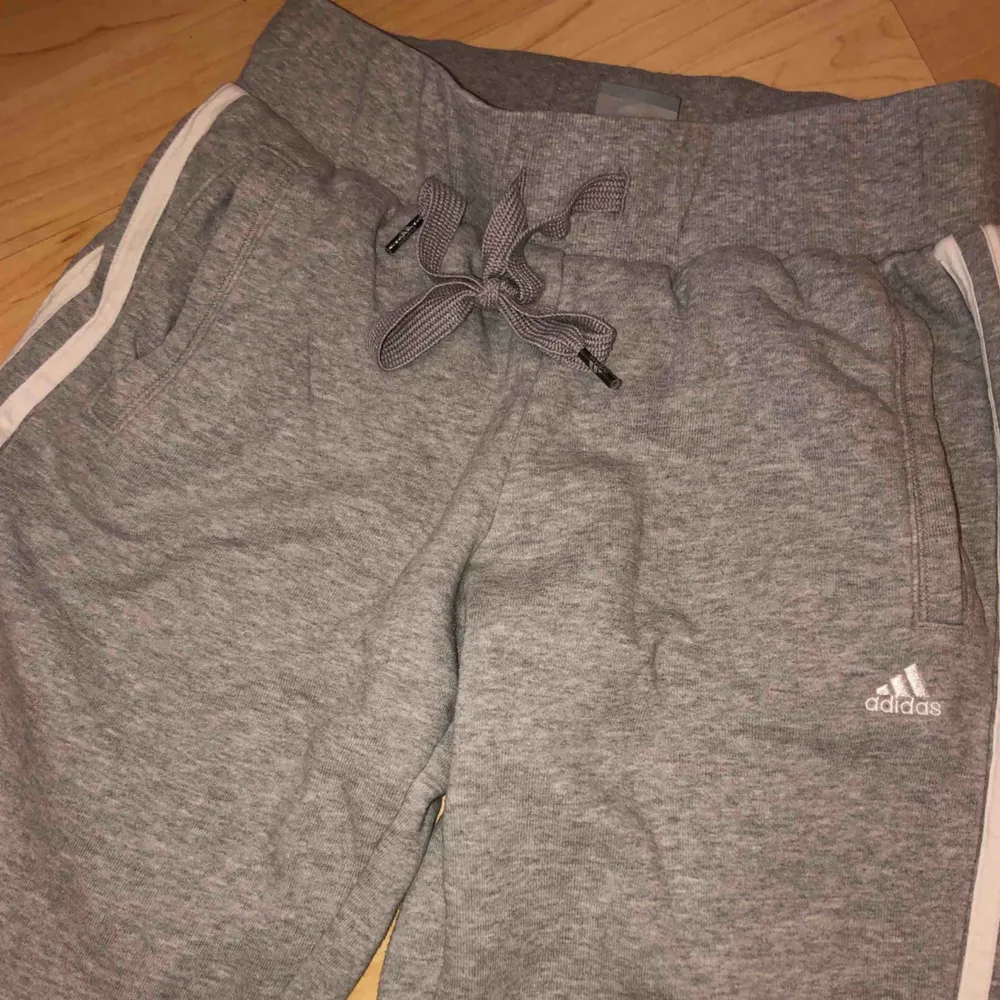 Adidasbyxor. Storlek XS.  två fickor fram  Snöre i midjan. Ca 77cm från skrevet ner till ankeln . Jeans & Byxor.