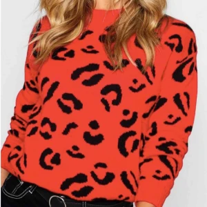  - Långärmad stickad tröja( ej 3/4 ärm, ser ut som det på hemsidan) Mötes i Stockholm. Frakt tillkommer om vi inte möts upp. 