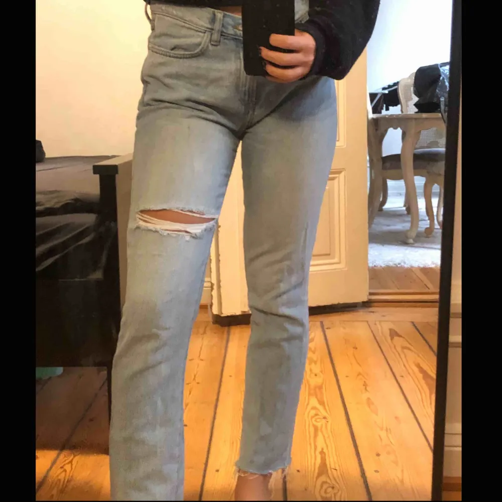 Skitsnygga jeans från Mango. Är i storlek 34 men är egentligen en blandning mellan storlek 34/36 . Jeans & Byxor.