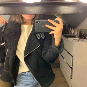  - ✨💫 säljer min jacka från zara pga har inte plats i garderoben. Skitsnygg och väldigt varm och skön, perfekt nu till hösten/vintern.  Nypris 500kr Frakt ingår inte, möts gärna upp i Stockholm 