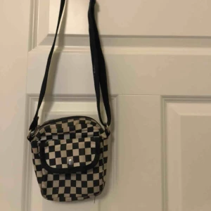  - what can i say snygg väska med anpassningsbara band och två små fack inuti! 