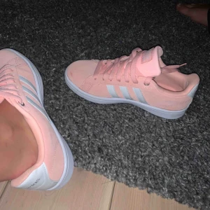 - ✨ jsäljer mina skitsnygga skor från adidas då de är för små för mig. använda en gång  Nypris 800kr   Frakt ingår ej, möts gärna upp någonstans!