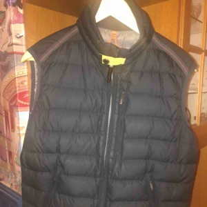  - PJS väst. (Svart) Storlek S men passar S-M. Äkta.