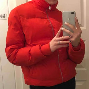  - As frän röd pufferjacket (vinterjacka) i suveränt skick! Jätte varm och bekväm 💓. Köpare står för frakt <3.