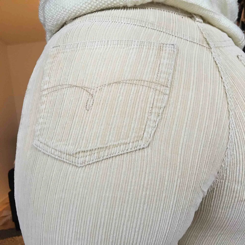 Härliga manchesterbyxor i beige färg🤩 passar en S möjligen en liten M också. Prutbar👍 frakt tillkommer på 63 kr🌸. Jeans & Byxor.