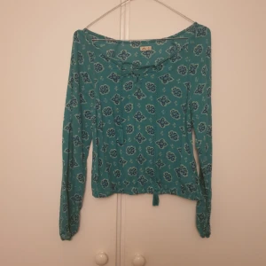  - Fin blus från hollister. Sparsamt använd! Finns i Karlskrona, annars står köpare för eventuell frakt :)