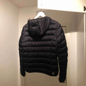  - Colmar Down Jacket i mörkblå färg.  Endast använd ett fåtal gånger så i princip nyskick.  Storlek 40 men jag är själv en 36-38 så de är lite små i storleken.  Inköpt för 4000.  Betalas via swish. Kan mötas upp om du bor i Stockholm. :) 