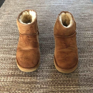  - Bruna Uggs som säljs då de inte kommer till användning. De är trasiga på ett ställe som jag skulle kunna fixa till vid visat intresse. Köpare står för frakt