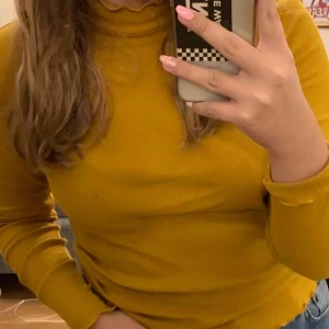  - Superfin ribbad senapsgul långärmad tröja från Terranova, väldigt höstg