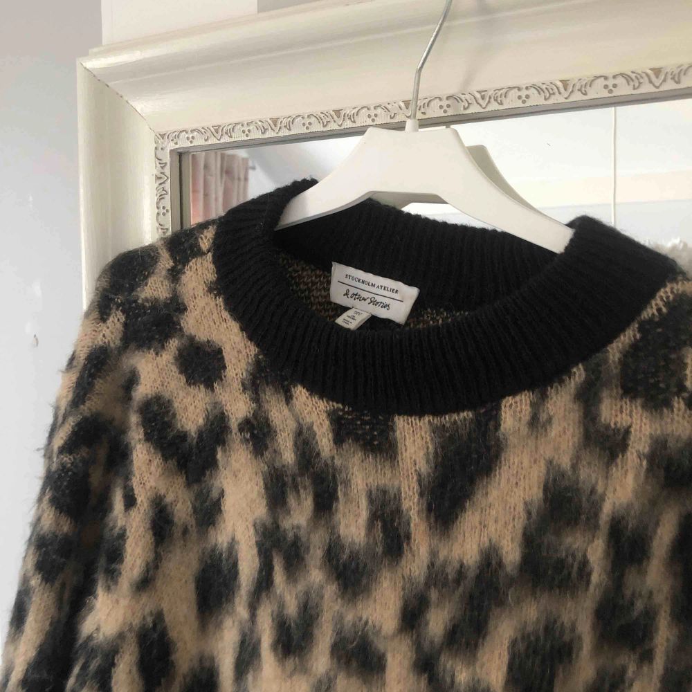 Leopard sweater köpt på &otherstories, i superbra skick!🥰 köpt för 700.. Stickat.