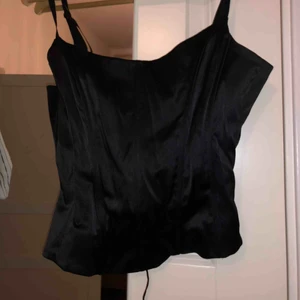  - Jöttesöt korsettop, stlk 34 men funkar upp till 38. Kan inte ta på mig den, då den är för liten. Möts gärna upp i stockholm, men annars betalar kunden för frakt. 