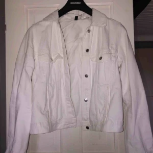  - Vit jeansjacka från Hm, storlek 36, men mer som en 38