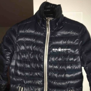  - Fin sail racing jacka använd fåtal gånger. Inga problem. Nypris runt 1999kr därmed köparen står för frakten annars hämtas k Stockholm. 