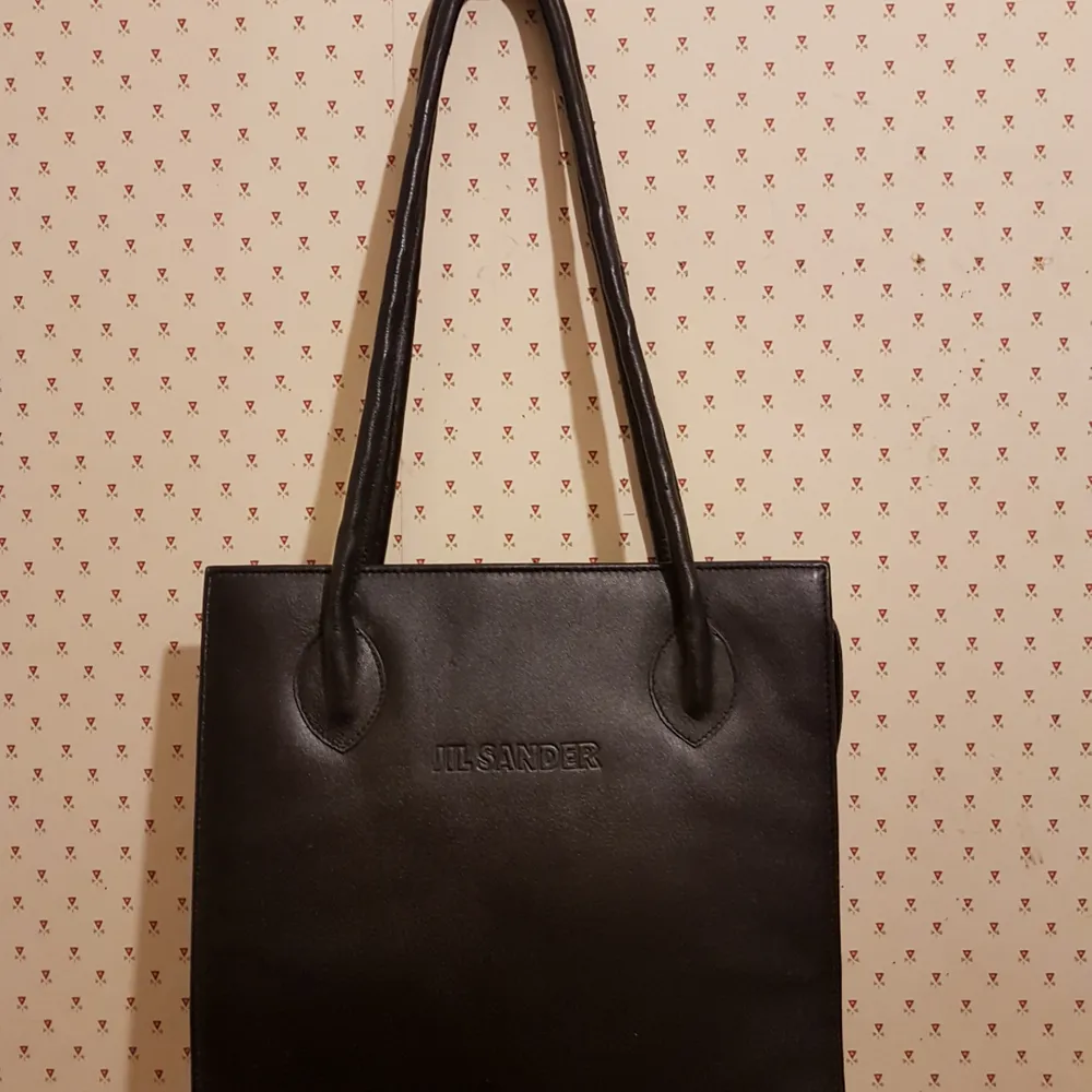 Jil Sanders handväska i fin utformning 30 cm x 28 cm .Inga fläckar inuti eller utanpå.. Väskor.