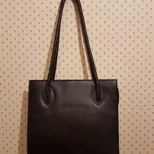 Jil Sanders handväska i fin utformning 30 cm x 28 cm .Inga fläckar inuti eller utanpå.