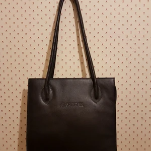  - Jil Sanders handväska i fin utformning 30 cm x 28 cm .Inga fläckar inuti eller utanpå.