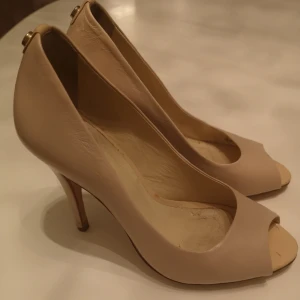  - Beiga läder pumps från lyxigt franskt märke cosmoparis använda enstaka ggr som nya