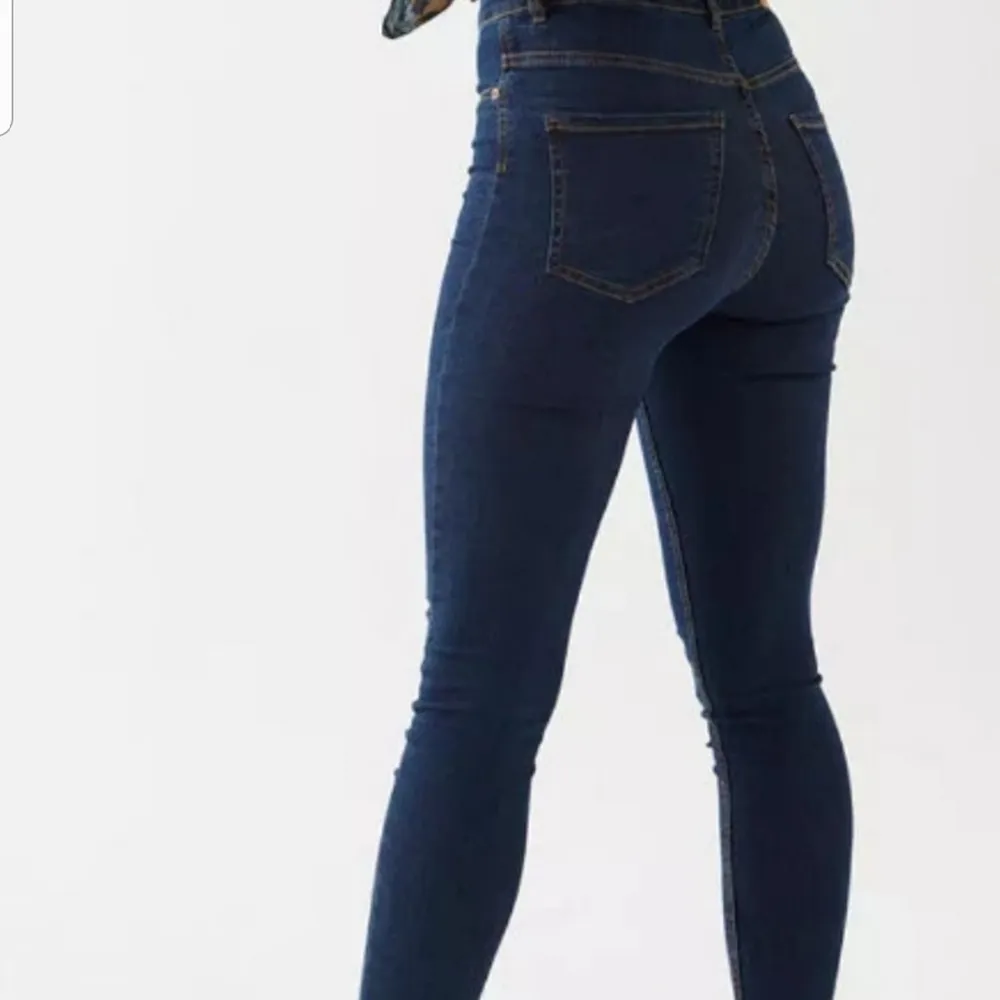 Molly-jeans i mörkblått  Hög midja  Strl S. Jeans & Byxor.