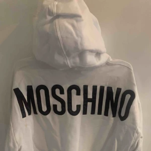  - Hm x moschino Hoddie. Knappt använd storlek S ifrån killavdelningen men passar mig som är Tjej XS/S som en vanlig oversize S. Möts i Stockholm eller fraktar du betalar frakten. 